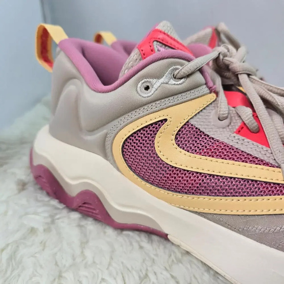 Nike Giannis Immortality 3 Low Shoes Men's 9.5 Berry Guava Ice Fossil Gold New - Picture 2 of 13